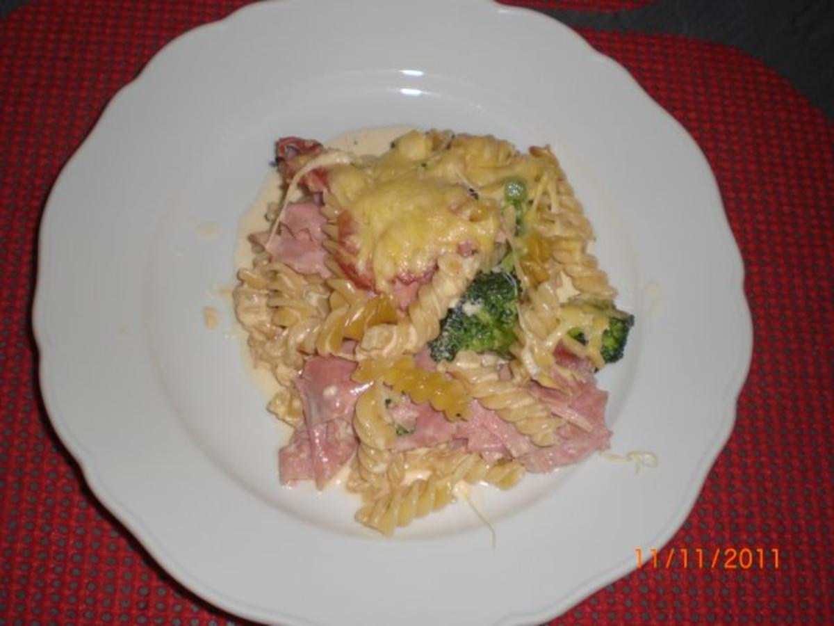 Nudelauflauf mit Spiralnudeln und gekochten Schinken - Rezept mit Bild ...
