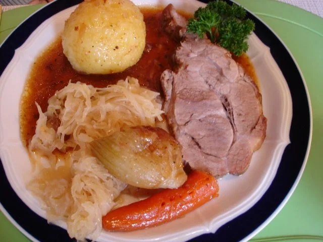 Rezept: Bayerischer Schweinebraten mit Knödel und Sauerkraut Bayerischer Schweinebraten mit Knödel und Sauerkraut - Rezept