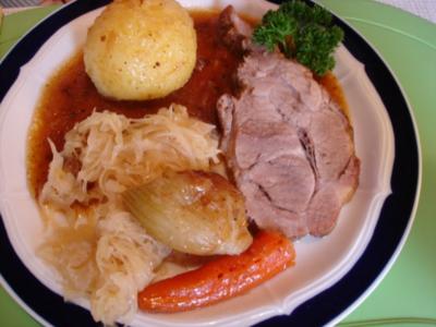 Bayerischer Schweinebraten mit Knödel und Sauerkraut - Rezept