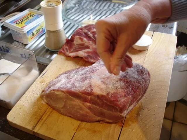 Rezept: Bayerischer Schweinebraten mit Knödel und Sauerkraut Bild Nr. 4 Bayerischer Schweinebraten mit Knödel und Sauerkraut - Rezept - Bild Nr. 4