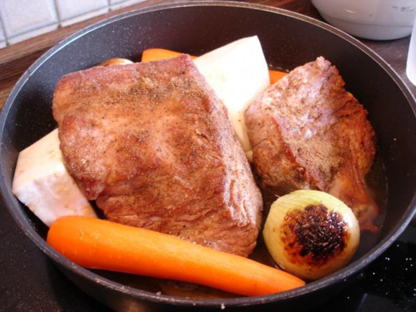 Bayerischer Schweinebraten mit Knödel und Sauerkraut - Rezept - kochbar.de