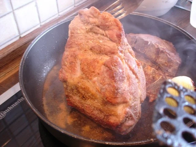 Rezept: Bayerischer Schweinebraten mit Knödel und Sauerkraut Bild Nr. 8 Bayerischer Schweinebraten mit Knödel und Sauerkraut - Rezept - Bild Nr. 8