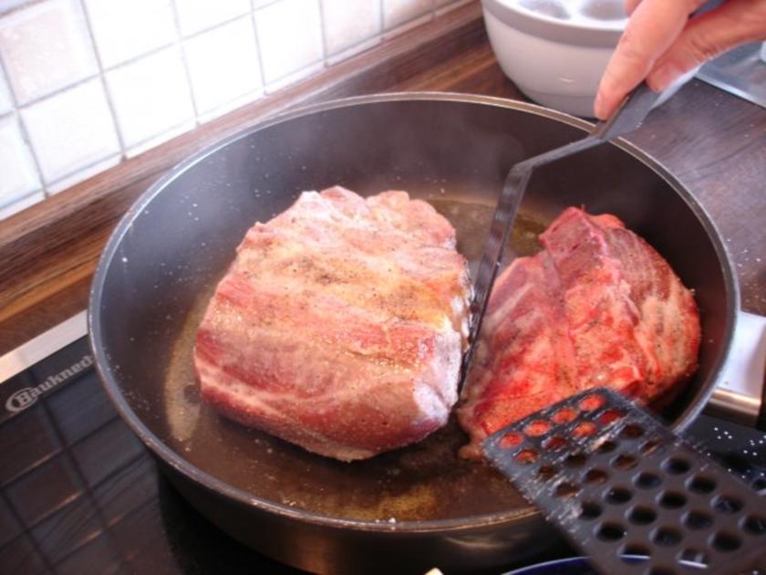 Bayerischer Schweinebraten mit Knödel und Sauerkraut - Rezept - kochbar.de