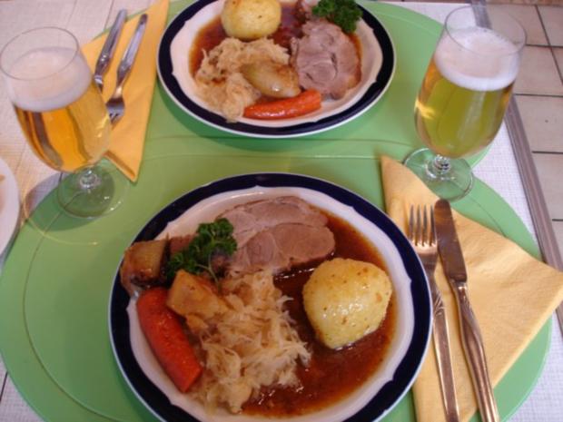 Bayerischer Schweinebraten mit Knödel und Sauerkraut - Rezept - kochbar.de