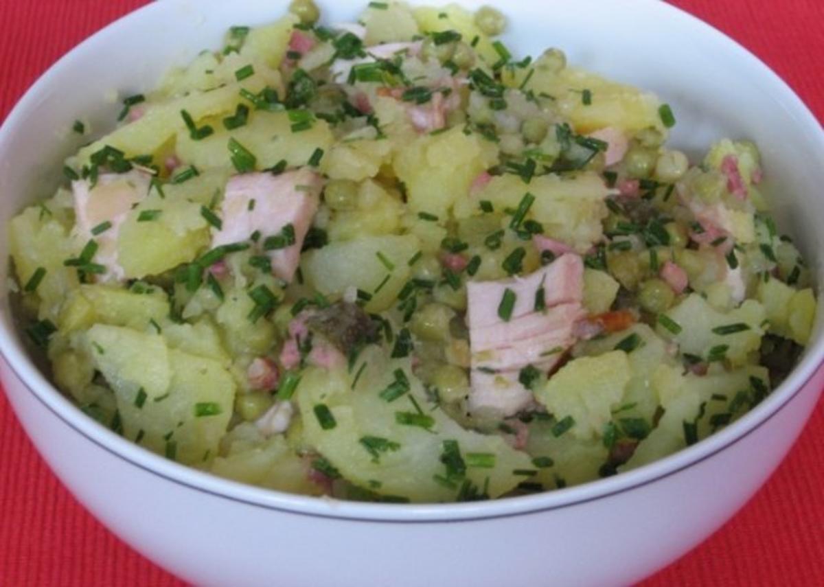 Kartoffelsalat mit Kasseler und Erbsen - Rezept