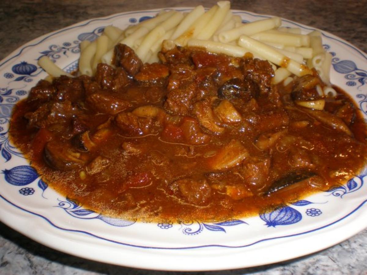 Rindergulasch mit Pilzen - Rezept mit Bild - kochbar.de