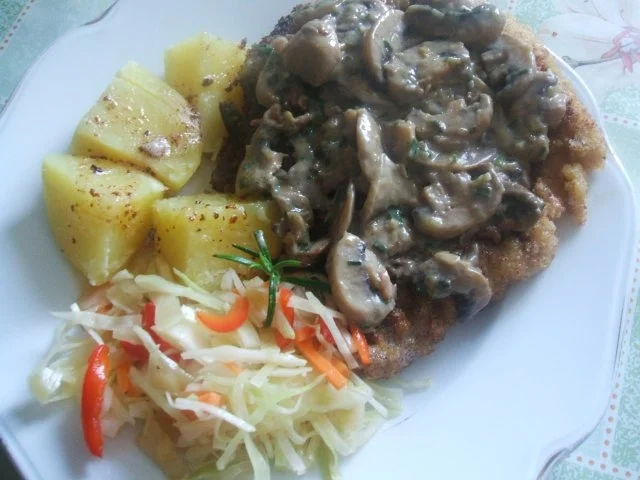 Rezept: Kotlett mit einer Pilzhaube Salzkartoffeln und Kotlett mit einer Pilzhaube Salzkartoffeln und - Rezept