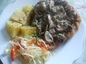 Kotlett  mit einer Pilzhaube Salzkartoffeln und - Rezept