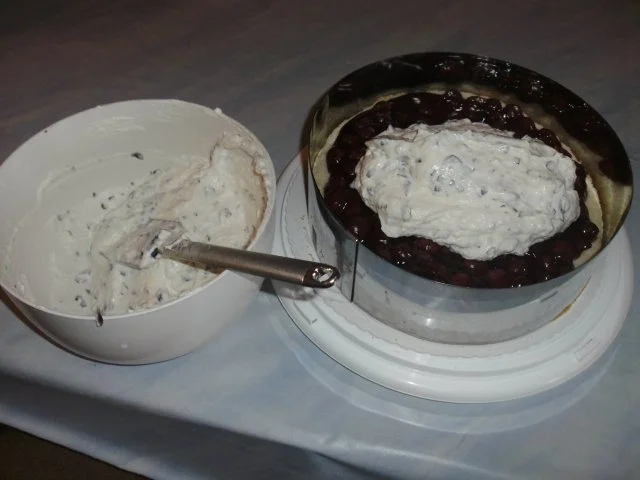 Rezept: Kirsch-Schokokuss- Kuchen Bild Nr. 3 Kirsch-Schokokuss- Kuchen - Rezept - Bild Nr. 3