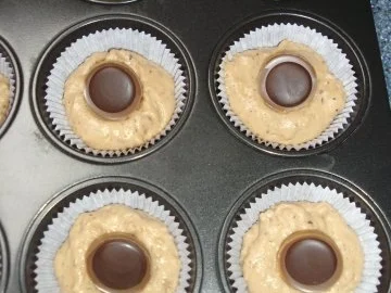Rezept: Nuss-Muffins mit Toffifee Bild Nr. 2 Nuss-Muffins mit Toffifee - Rezept - Bild Nr. 2