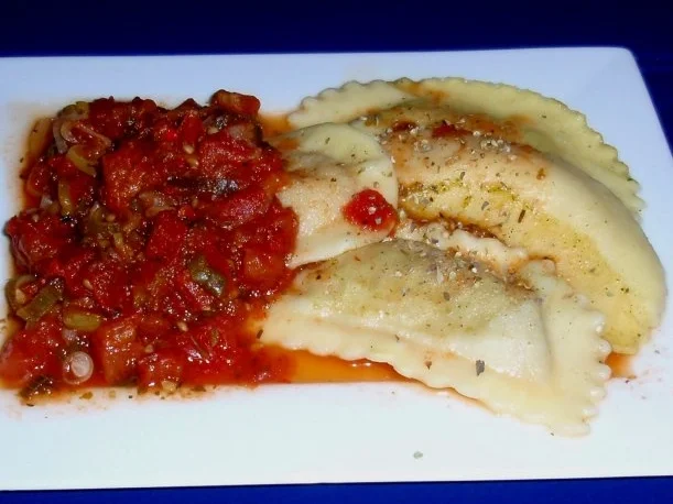 Italienische Ravioli mit Tomatensoße - Rezept