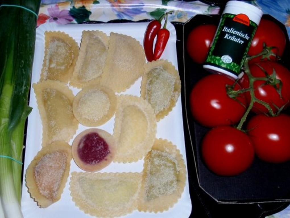 Italienische Ravioli mit Tomatensoße - Rezept - kochbar.de