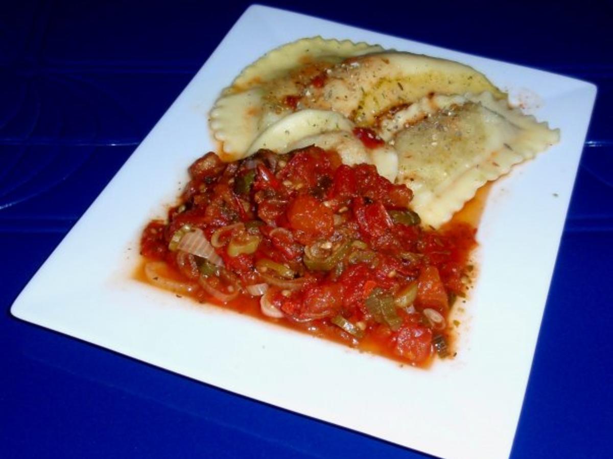 Italienische Ravioli mit Tomatensoße - Rezept - kochbar.de