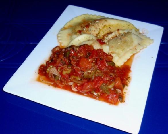 Italienische Ravioli mit Tomatensoße - Rezept - kochbar.de