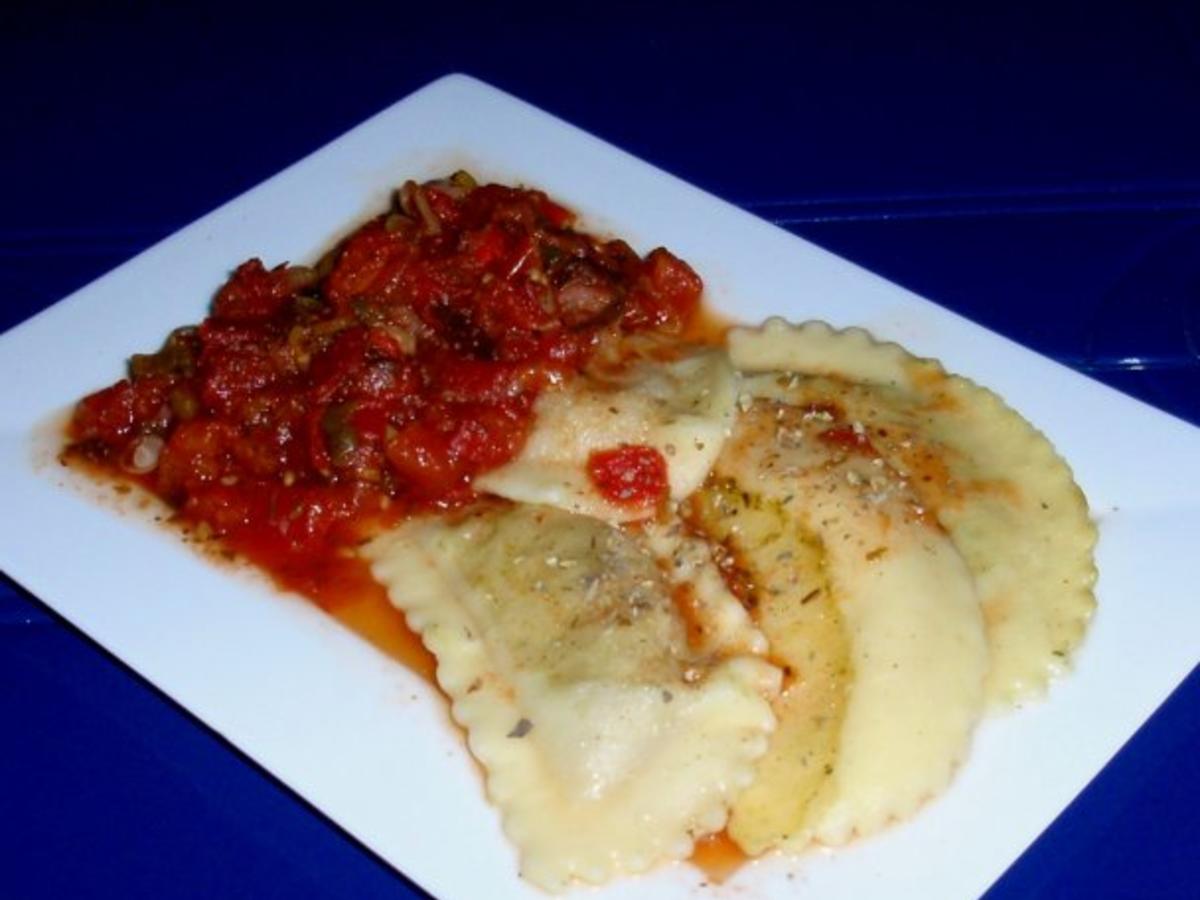 Italienische Ravioli mit Tomatensoße - Rezept - kochbar.de