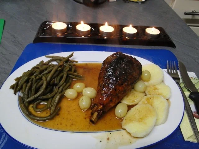 Putenkeulen mit  Böhnchen und Knödel   NT 70 Grad - Rezept