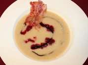 Selleriesüppchen mit Rote Bete-Topping und Baconchip - Rezept