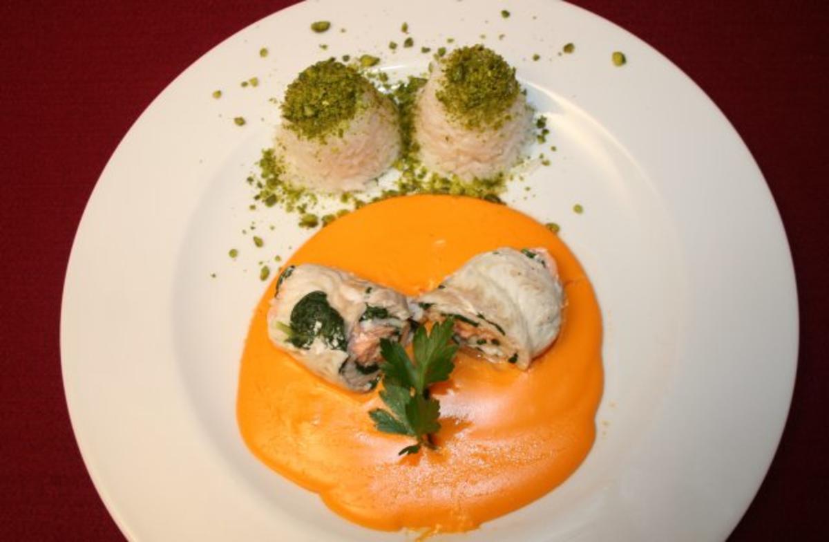 Mit Spinat und Lachs gefüllte Seezungenroulade, dazu Krebssoße und ...