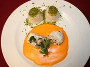Mit Spinat und Lachs gefüllte Seezungenroulade, dazu Krebssoße und Pistazienreis - Rezept