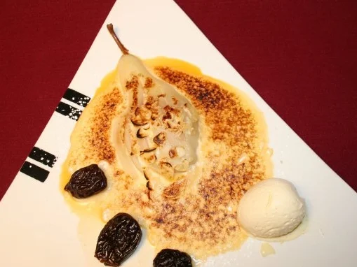 Williamsbirne mit Pflaumen in Mandelsabayon flambiert - Rezept