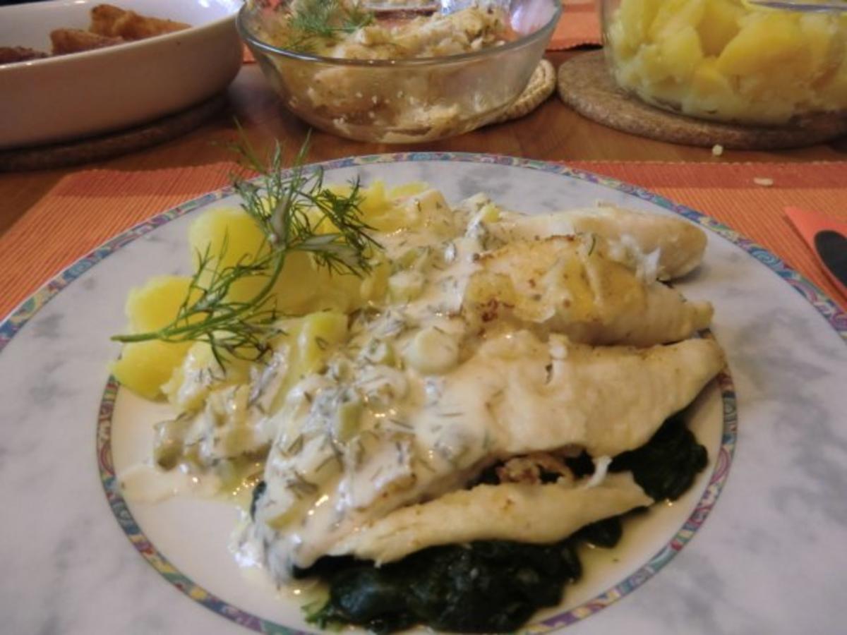 Seehechtfilet auf Blattspinat mit Salzkartoffeln und einer Zitronen-Dillsoße - Rezept
