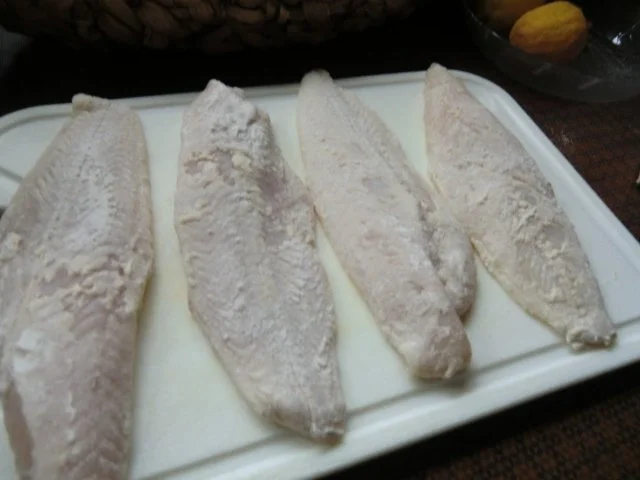 Seehechtfilet auf Blattspinat mit Salzkartoffeln und einer Zitronen-Dillsoße - Rezept - Bild Nr. 2