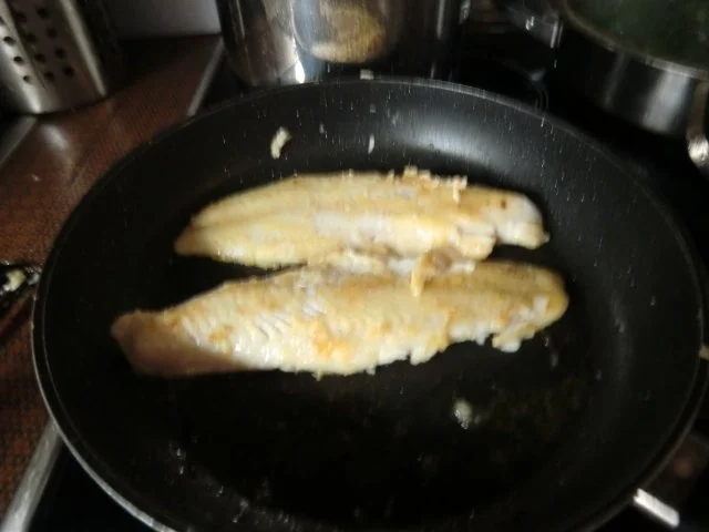 Seehechtfilet auf Blattspinat mit Salzkartoffeln und einer Zitronen-Dillsoße - Rezept - Bild Nr. 4