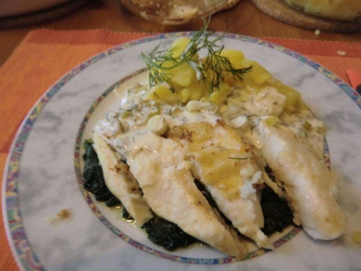 Seehechtfilet auf Blattspinat mit Salzkartoffeln und einer Zitronen-Dillsoße - Rezept - Bild Nr. 7