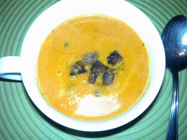 Paprika-Orangencremesuppe mit Vollkorncroutons - Rezept