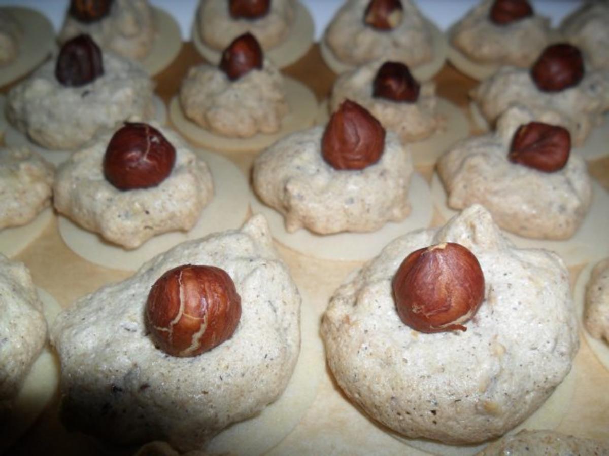NUSSBUSSERL mit Haferflocken und Kristallzucker - Rezept mit Bild ...
