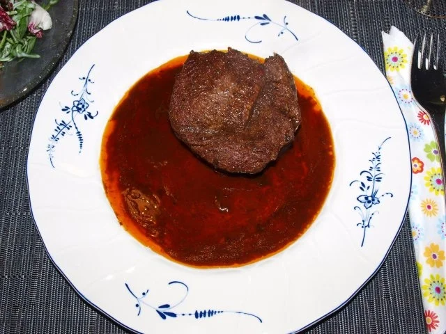 Hirschrückensteaks mit Marsala-Rotweinjus - Rezept