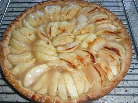 Rezept: Apfeltarte mit Traubengelee als Guss Apfeltarte mit Traubengelee als Guss - Rezept