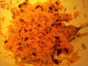 Möhrensalat mit Rosinen, Ingwer, Stangensellerie und Walnüssen - Rezept