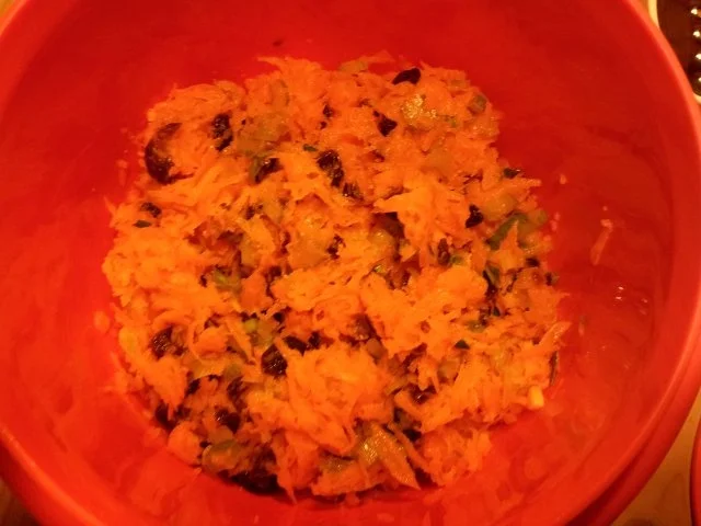 Rezept: Möhrensalat mit Rosinen, Ingwer, Stangensellerie und Walnüssen Bild Nr. 2 Möhrensalat mit Rosinen, Ingwer, Stangensellerie und Walnüssen - Rezept - Bild Nr. 2