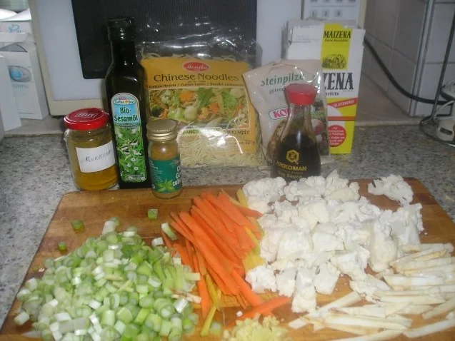 Rezept: Buntes Gemüse mit China Nudeln und Hühnerbruststreifen Bild Nr. 2 Buntes Gemüse mit China Nudeln und Hühnerbruststreifen - Rezept - Bild Nr. 2