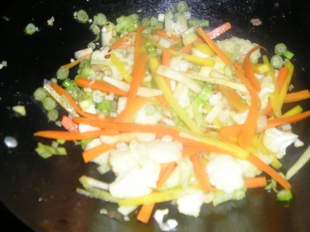 Rezept: Buntes Gemüse mit China Nudeln und Hühnerbruststreifen Bild Nr. 5 Buntes Gemüse mit China Nudeln und Hühnerbruststreifen - Rezept - Bild Nr. 5