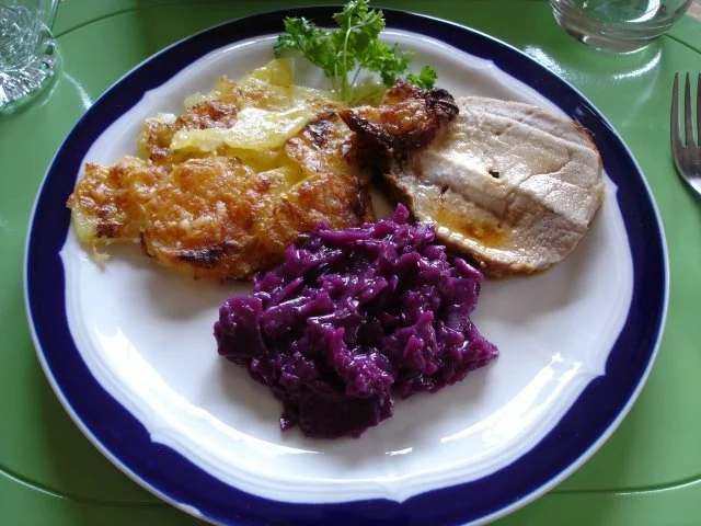 Lummerbraten gegrillt mit Kartoffelgratin und Apfelrotkohl - Rezept