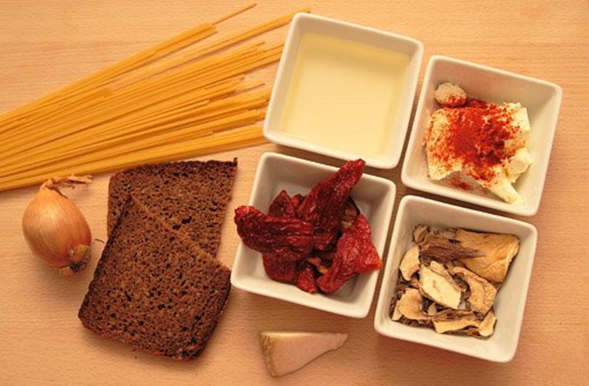 Spaghetti an Waldpilz-Frischkäse-Schaum- Sößchen mit Schwarzbrot-Tomaten-Topping - Rezept - Bild Nr. 2