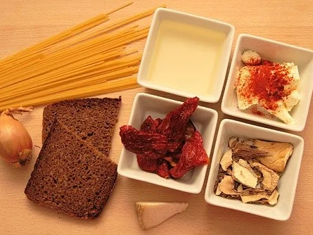Rezept: Spaghetti an Waldpilz-Frischkäse-Schaum- Sößchen mit Schwarzbrot-Tomaten-Topping Bild Nr. 2 Spaghetti an Waldpilz-Frischkäse-Schaum- Sößchen mit Schwarzbrot-Tomaten-Topping - Rezept - Bild Nr. 2