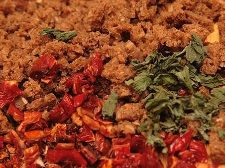 Rezept: Spaghetti an Waldpilz-Frischkäse-Schaum- Sößchen mit Schwarzbrot-Tomaten-Topping Bild Nr. 3 Spaghetti an Waldpilz-Frischkäse-Schaum- Sößchen mit Schwarzbrot-Tomaten-Topping - Rezept - Bild Nr. 3