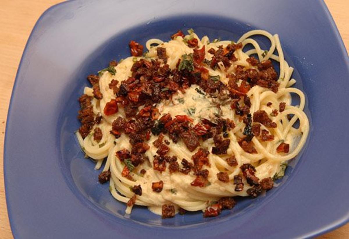 Spaghetti an Waldpilz-Frischkäse-Schaum- Sößchen mit Schwarzbrot-Tomaten-Topping - Rezept
