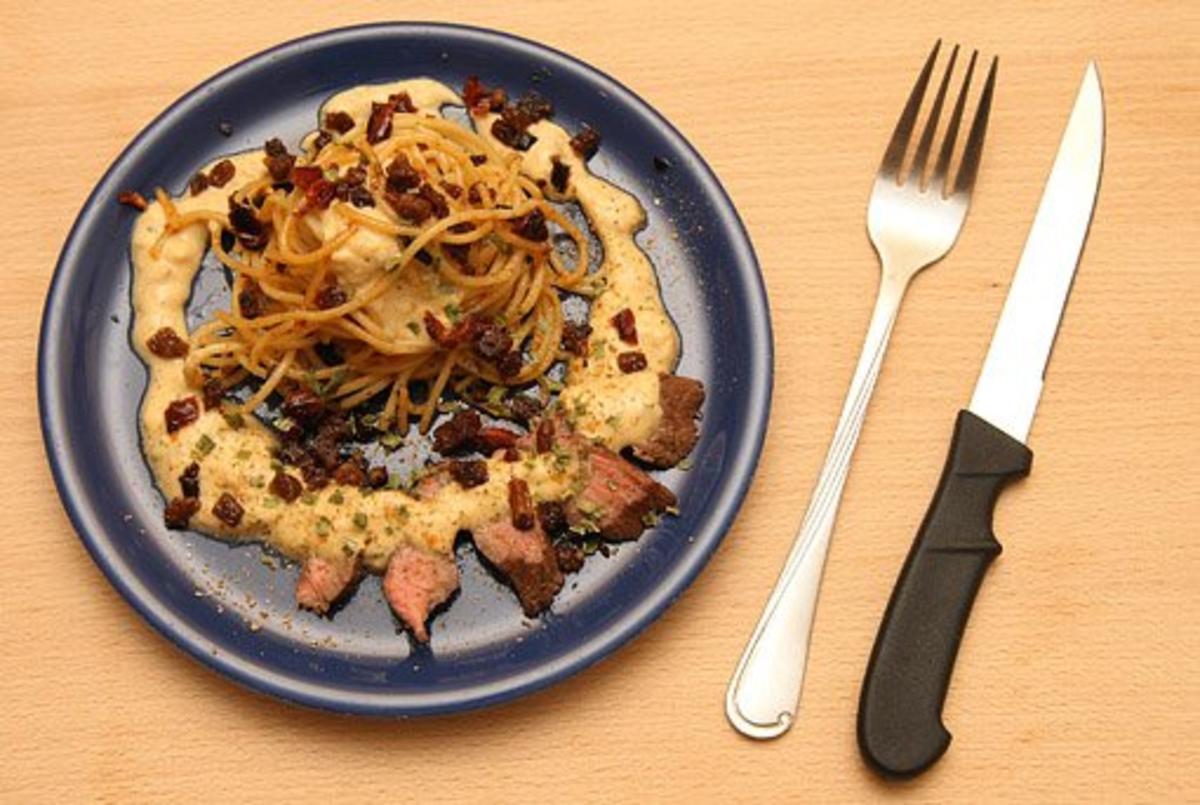 Spaghetti an Waldpilz-Frischkäse-Schaum- Sößchen mit Schwarzbrot-Tomaten-Topping - Rezept - Bild Nr. 5