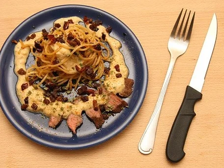 Rezept: Spaghetti an Waldpilz-Frischkäse-Schaum- Sößchen mit Schwarzbrot-Tomaten-Topping Bild Nr. 5 Spaghetti an Waldpilz-Frischkäse-Schaum- Sößchen mit Schwarzbrot-Tomaten-Topping - Rezept - Bild Nr. 5