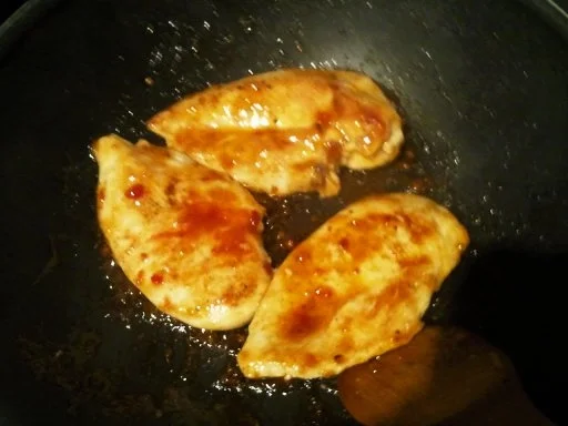 Süßscharfes Hähnchen mit Salätchen - Rezept - Bild Nr. 4