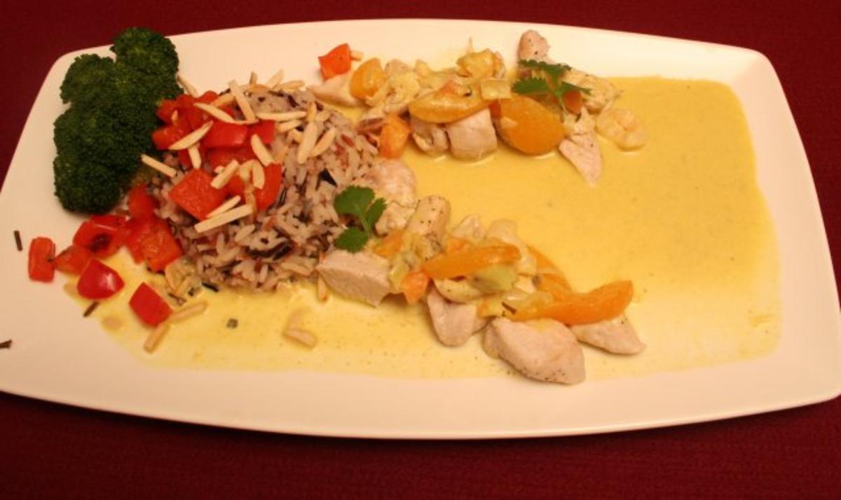 Fruchtiges Curryhuhn mit Mandelreis - Rezept - kochbar.de