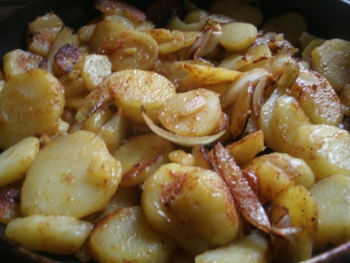 Bratkartoffeln mit Speck und Zwiebeln aus Pellkartoffeln - Rezept mit ...