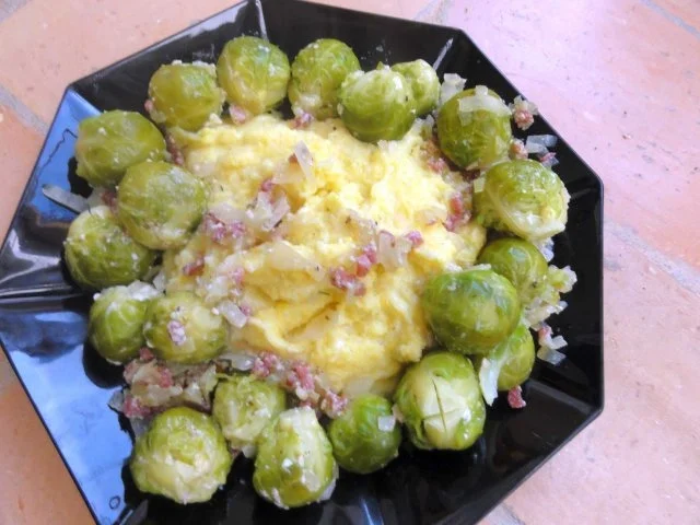 Rezept: Ziegenkäse-Polenta-Püree mit Rosenkohl Ziegenkäse-Polenta-Püree mit Rosenkohl - Rezept