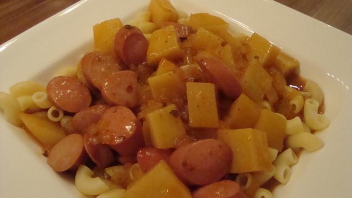 Kartoffelgulasch mit Würstchen und Hörnchen - Rezept