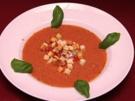Kalte Tomaten-Gurken-Suppe, garniert mit Gartengemüse (Funda Vanroy) - Rezept