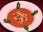 Kalte Tomaten-Gurken-Suppe, garniert mit Gartengemüse (Funda Vanroy) - Rezept